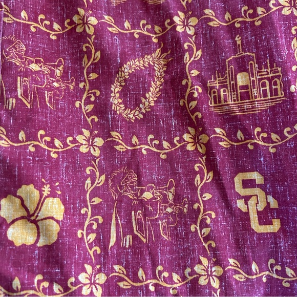 USC alumni Hawaiian shirt featuring school mascot and sights - Picture 8 of 8